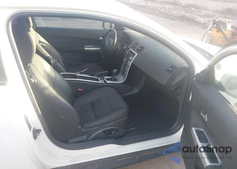 2011 Volvo C30 T5/T5 R-Design z USA, uszkodzony, nr VIN YV1672MK3B2198393